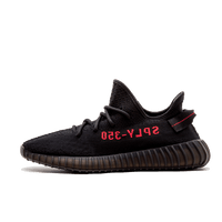 Zijaanzicht van de adidas Yeezy Boost 350 V2 Black Red CP9652 met zwarte Primeknit upper en rode "SPLY-350" branding