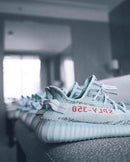 Adidas Yeezy Boost 350 V2 MX Dark Salt ID4811 naast elkaar geplaatst in een huiselijke setting met natuurlijke lichtinval