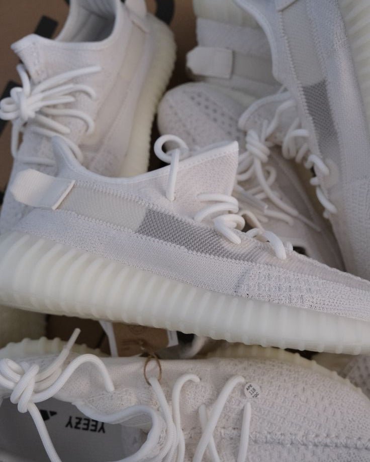 Close-up van de Adidas Yeezy Boost 350 V2 Bone HQ6316 met zichtbare knit textuur en minimalistische witte afwerking