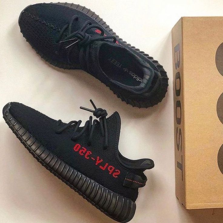 Adidas Yeezy Boost 350 V2 Black Red CP9652 als paar naast elkaar met originele doos, gefotografeerd op lichte achtergrond