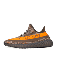 Zijaanzicht van de Adidas Yeezy Boost 350 V2 Carbon Beluga HQ7045 met grijze Primeknit en feloranje zijstreep