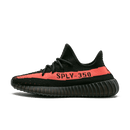 Zijaanzicht van de Adidas Yeezy Boost 350 V2 Core Black Red BY9612 met zwarte Primeknit upper en rode SPLY-350 streep