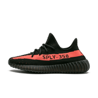 Zijaanzicht van de Adidas Yeezy Boost 350 V2 Core Black Red BY9612 met zwarte Primeknit upper en rode SPLY-350 streep