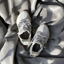 Bovenaanzicht van de Adidas Yeezy Boost 350 V2 Cream CP9366 met strakke veters en knit details