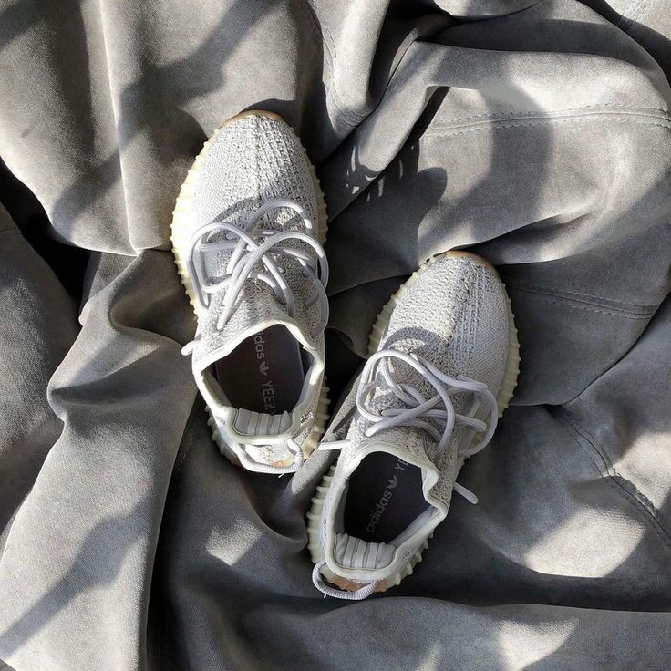 Bovenaanzicht van de Adidas Yeezy Boost 350 V2 Cream CP9366 met strakke veters en knit details