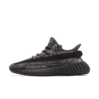 Studiofoto zijaanzicht van de Adidas Yeezy Boost 350 V2 MX Dark Salt ID4811 met zwart-grijze Primeknit en semi-transparante zool