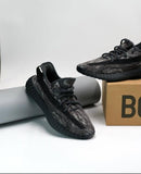 Adidas Yeezy Boost 350 V2 MX Dark Salt ID4811 als paar gefotografeerd op witte achtergrond met originele Boost doos op de achtergrond