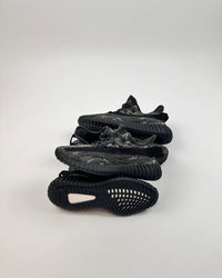 Adidas Yeezy Boost 350 V2 MX Dark Salt ID4811 gestapeld op elkaar met zichtbare zool en knit patroon