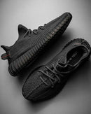 Adidas Yeezy Boost 350 V2 Onyx HQ4540 van dichtbij gefotografeerd met zichtbare knit structuur en donkere zool