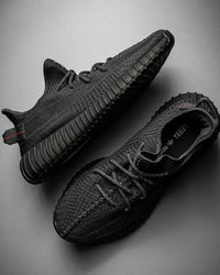 Adidas Yeezy Boost 350 V2 Onyx HQ4540 van dichtbij gefotografeerd met zichtbare knit structuur en donkere zool