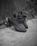 Adidas Yeezy Boost 350 V2 Onyx HQ4540 gedragen buiten, waarbij de zwarte knit upper contrasteert met de omgeving