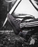 Adidas Yeezy Boost 350 V2 Onyx HQ4540 gedragen in een urban setting, met focus op de all-black colorway