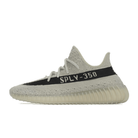 Zijaanzicht van de adidas Yeezy Boost 350 V2 Slate HP7870 met beige Primeknit upper, zwarte stripe en contrasterende “SPLY-350” branding