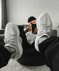 Adidas Yeezy Boost 350 V2 Static EF2905 gedragen binnenshuis, gefotografeerd met focus op pasvorm en knit structuur
