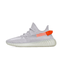 Zijaanzicht van de adidas Yeezy Boost 350 V2 Tail Light FX9017 met grijze Primeknit upper, doorschijnende stripe en oranje hiel tab