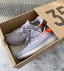 Adidas Yeezy Boost 350 V2 Tail Light FX9017 gefotografeerd in de originele Yeezy doos, met zicht op de knit details en zool