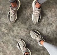 Adidas Yeezy Boost 350 V2 Zyon FZ1267 gedragen buiten, waarbij de gemêleerde knit details duidelijk zichtbaar zijn