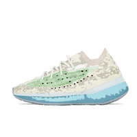 Adidas Yeezy 380 Alien Blue sneaker in zijaanzicht met mintgroene tinten en doorschijnend Primeknit, gefotografeerd op witte achtergrond voor maximale focus op het design