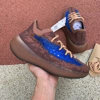 In-hand shot van de Yeezy 380 Azure met originele Yeezy 380-doos op straat, perfect afgestemd op mobiele zoekopdrachten als 'yeezy azure real life fit'
