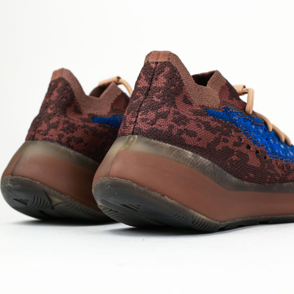 Detailfoto van de achterkant van de Yeezy Boost 380 Azure met zicht op de donkere zool en hielvorm, b