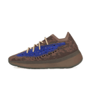 Zijkant van de Yeezy Boost 380 Azure met bruin Primeknit bovenwerk en felblauwe camo-strook, clean studio cut-out voor Google Lens en productzoekopdrachten