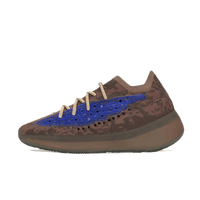 Zijkant van de Yeezy Boost 380 Azure met bruin Primeknit bovenwerk en felblauwe camo-strook, clean studio cut-out voor Google Lens en productzoekopdrachten