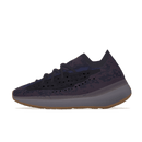 Zijaanzicht van de Yeezy Boost 380 Onyx met zwarte Primeknit upper, donkere camouflage structuur en gum sole