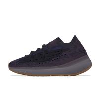 Zijaanzicht van de Yeezy Boost 380 Onyx met zwarte Primeknit upper, donkere camouflage structuur en gum sole