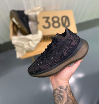 Adidas Yeezy Boost 380 Onyx FZ1270 vastgehouden met originele 380 doos op de achtergrond, exclusieve lifestyle opname die inspeelt op zoekintentie rond echte Yeezy details, box check en authenticiteit