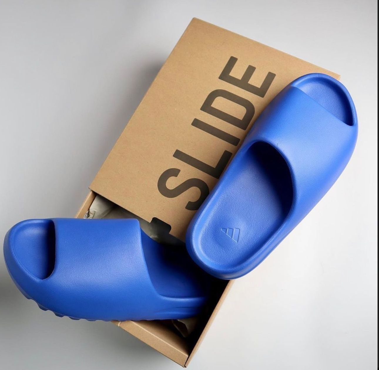 Kraftkleurige Yeezy-doos met SKU ID4132 – Azure label en maatinfo zichtbaar op zijkant van de originele verpakking