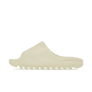 Adidas Yeezy Slide Bone FZ5897 zijaanzicht in zachte beige tint met vernieuwde EVA foam constructie en diepe gripzool