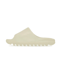 Adidas Yeezy Slide Bone FZ5897 zijaanzicht in zachte beige tint met vernieuwde EVA foam constructie en diepe gripzool