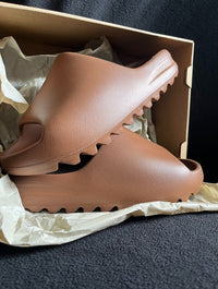 Uit de doos: adidas Yeezy Slide Flax FZ5896 – monochrome foam upper met diepe ribbelzool en Yeezy-logo binnenin zichtbaar