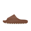 Adidas Yeezy Slide Flax FZ5896 zijaanzicht in donkerbruine foam kleur met minimalistische band en robuuste profielzool