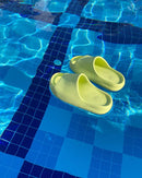 Uit de doos: adidas Yeezy Slide Glow Green GX6138 – monochrome upper met diepe ribbelzool en branding binnenin