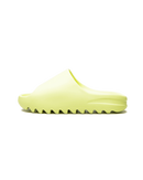 adidas Yeezy Slide Glow Green GX6138 – front view met fluogroene EVA-structuur en gegolfde zool, clean silhouet in daglicht
