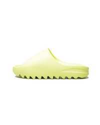 adidas Yeezy Slide Glow Green GX6138 – front view met fluogroene EVA-structuur en gegolfde zool, clean silhouet in daglicht