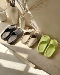 Yeezy Slide Glow Green GX6138 aan voet met witte sokken – bold look voor zomerfits en streetwear styling