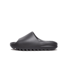 adidas Yeezy Slide Onyx HQ6448 – front view met diepzwarte EVA-structuur, gegolfde zool en cleane monochrome finish
