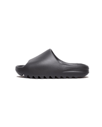 adidas Yeezy Slide Onyx HQ6448 – front view met diepzwarte EVA-structuur, gegolfde zool en cleane monochrome finish