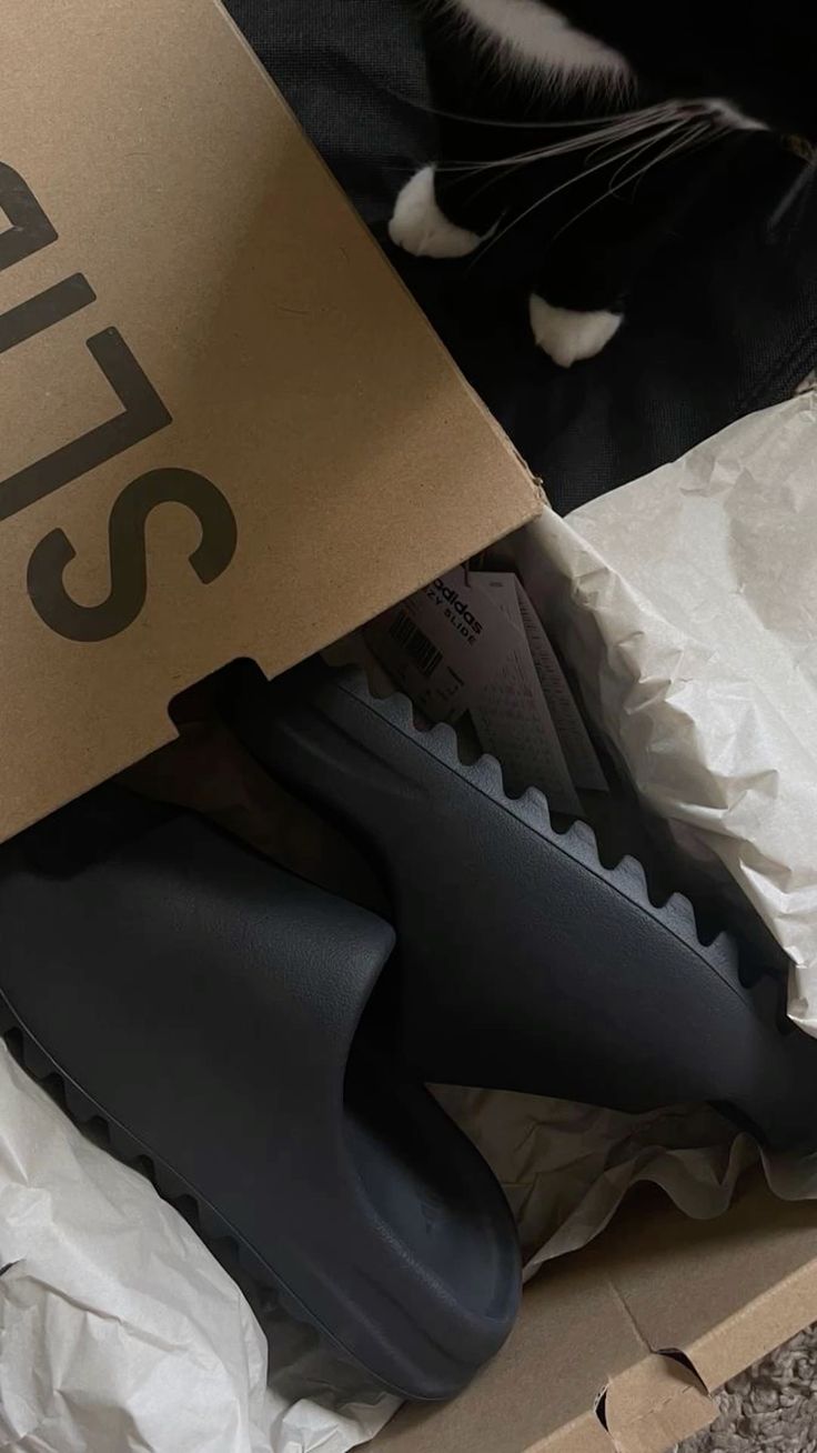 Kraftkleurige Yeezy-doos met SKU HQ6448 en ‘Onyx’ label – maat en modelinfo zichtbaar op zijkant van originele box