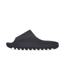 Adidas Yeezy Slide Onyx HQ6448 zijaanzicht in diepzwart foam met brede minimalistische band en agressieve gripzool