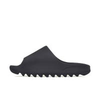 Adidas Yeezy Slide Onyx HQ6448 zijaanzicht in diepzwart foam met brede minimalistische band en agressieve gripzool