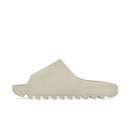 Adidas Yeezy Slide Pure GW1934 zijaanzicht in beige foam met minimalistische afwerking en brede comfortband