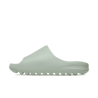 Zijaanzicht van de adidas Yeezy Slide Salt ID5480 in lichtgrijze colorway met minimalistisch design en comfortabele EVA foam constructie