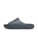 adidas Yeezy Slide Slate Grey – front view met golvende EVA-zool en matte grijze textuur, clean minimalistisch silhouet
