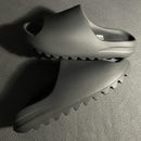 Uit de doos: Yeezy Slide Slate Grey – monochrome upper met robuuste gripzool en Yeezy branding binnenin zichtbaar