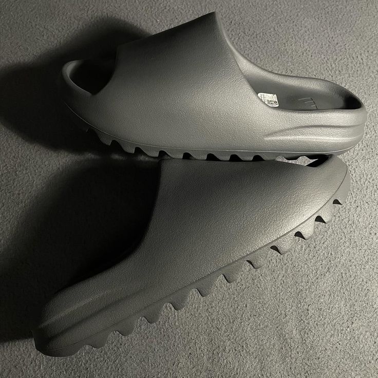 Uit de doos: Yeezy Slide Slate Grey – monochrome upper met robuuste gripzool en Yeezy branding binnenin zichtbaar