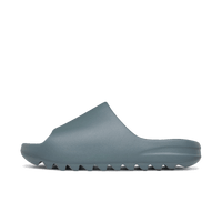 Adidas Yeezy Slide Slate Marine ID2349 zijaanzicht in donkerblauw marine foam met strakke band en grove gegroefde zool