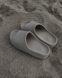 Uit de doos: Yeezy Slide Slate Marine ID2349 – monochrome upper, robuuste ribbelzool en Yeezy-logo zichtbaar binnenin